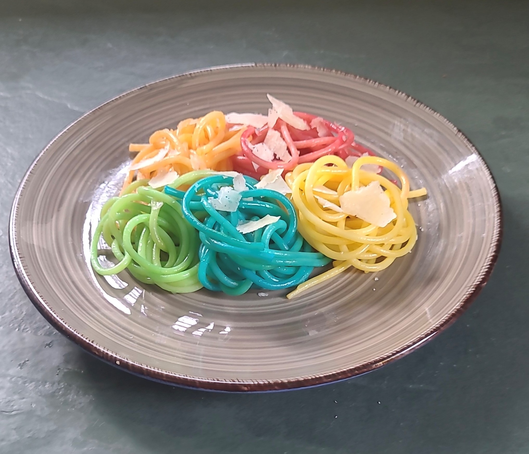 Regenbogen Spaghetti in Parmesanbutter